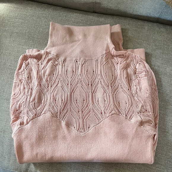 Venus Tops - Venus Pink TurtleNeck long sleeves w a patterned knit design, a ribbed torso XL